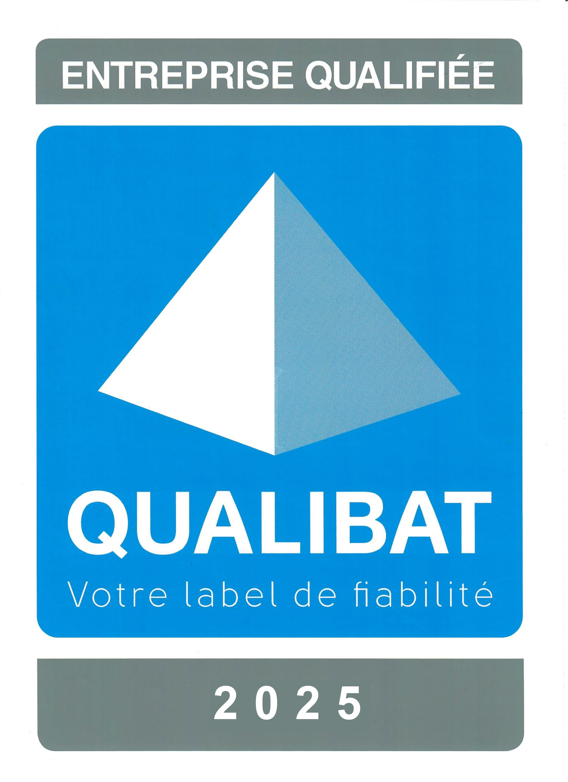 Logo en couleurs représentant la certification Qualibat, gage de qualité pour les particuliers et professionnels qui font appel à Alternative Bois Concept.