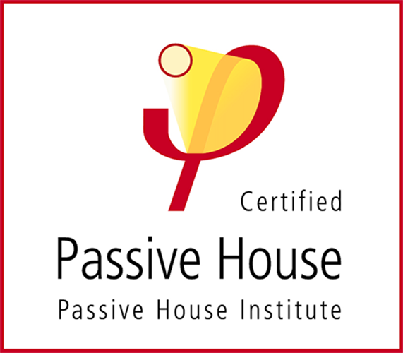 Logo représentant le label Maison Passive Certifiée, ce qui illustre la capacité d'Alternative Bois Concept à concevoir et réaliser des habitations Passives économes en énergie.