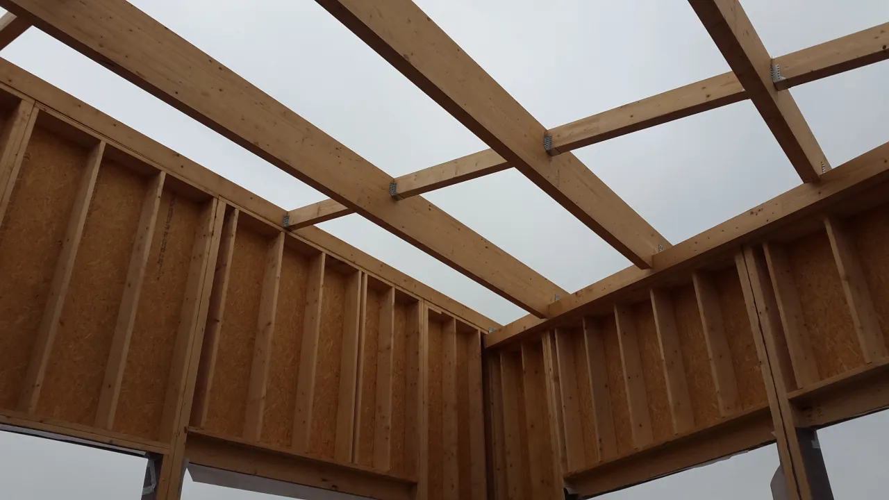 Vue de dessous de la charpente en bois qui soutient la toiture de la cantine de Loison-sous-Lens, construite par Alternative Bois Concept.