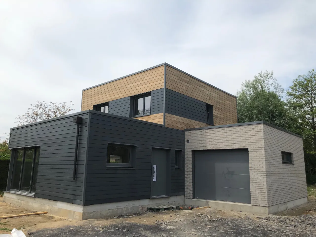 Vue extérieure de la maison individuelle à ossature bois réalisée à Hazebrouck par Alternative Bois Concept