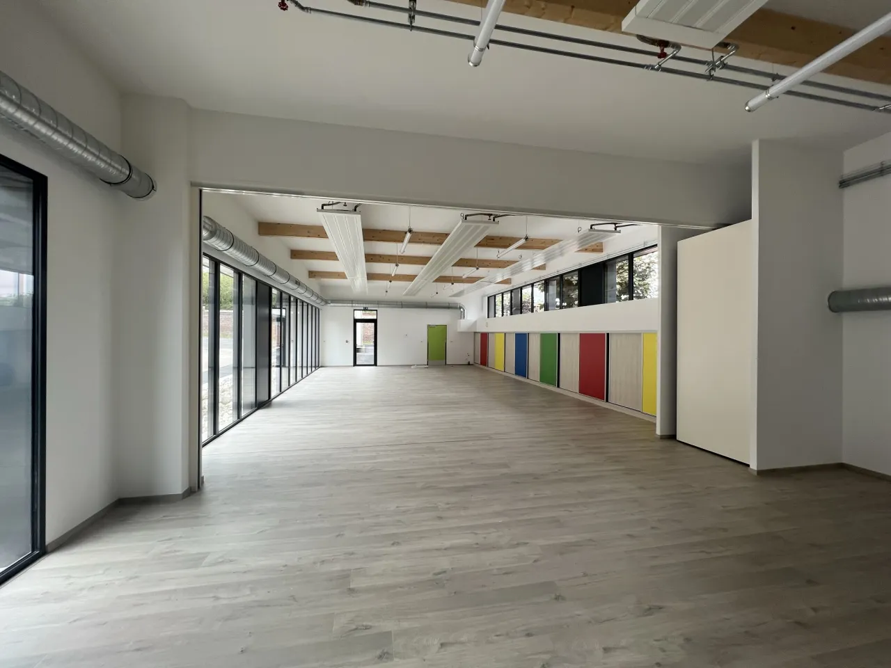 Vue tout en longueur du hall d'entée du centre multi-accueil construit par Alternative Bois Concept à Sains-en-Gohelle