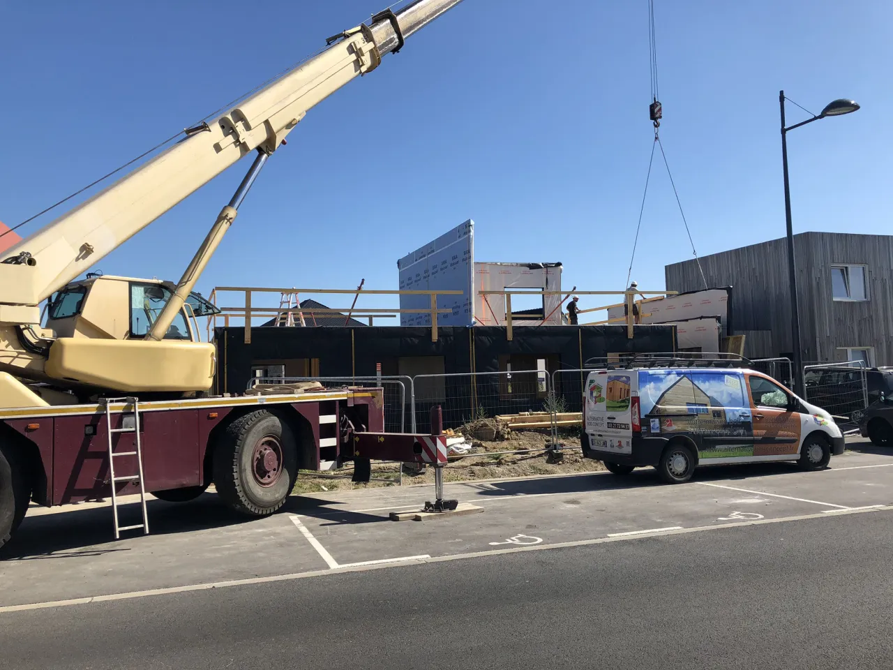 Photographie d'une grue de chantier présente sur le site de construction de 5 logements à Oignies par Alternative Bois Concept