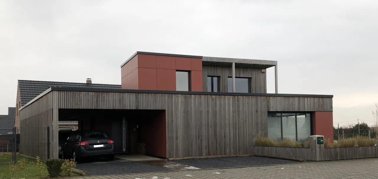 Photo de la façade de la maison individuelle de Steenvoorde, avec son carport, construite par Alternative Bois Concept.