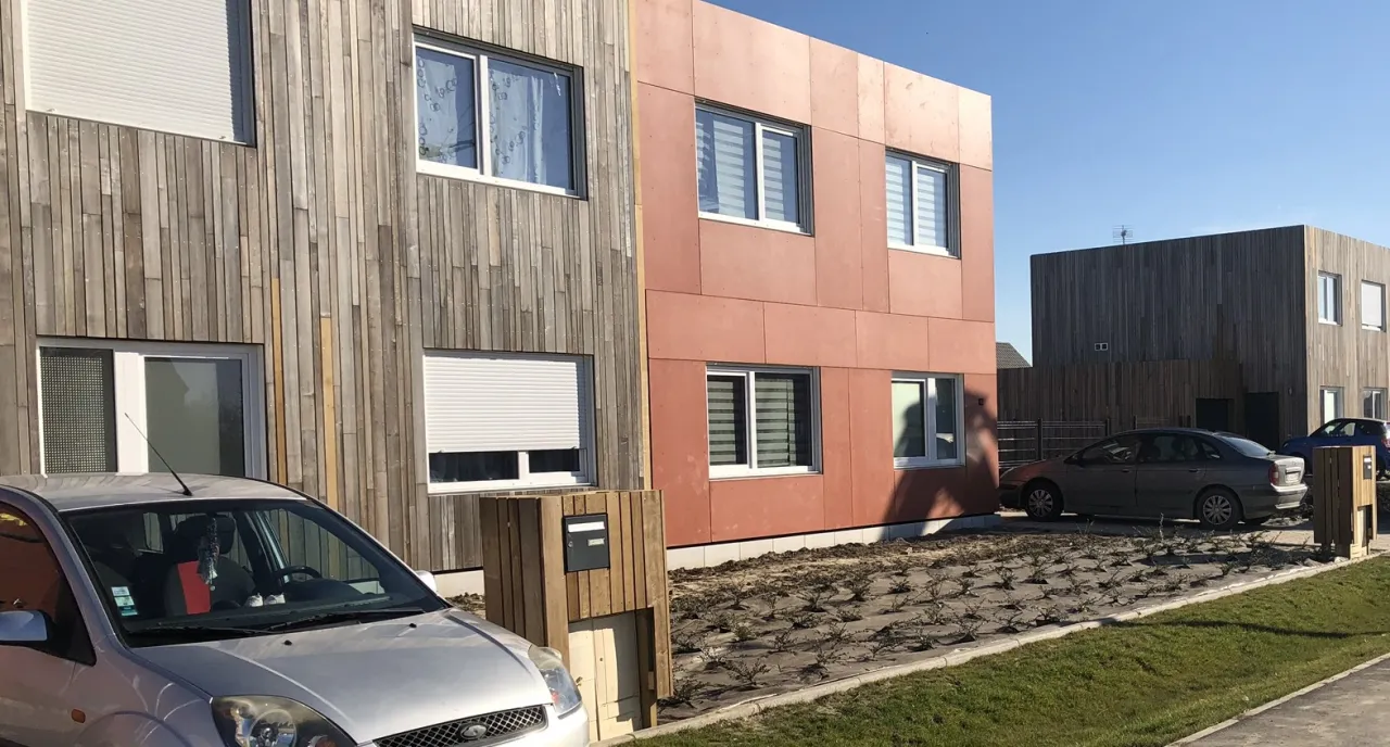 Photographie de la façade de logements construits par Alternative Bois Concept sur la commune d'Oignies.