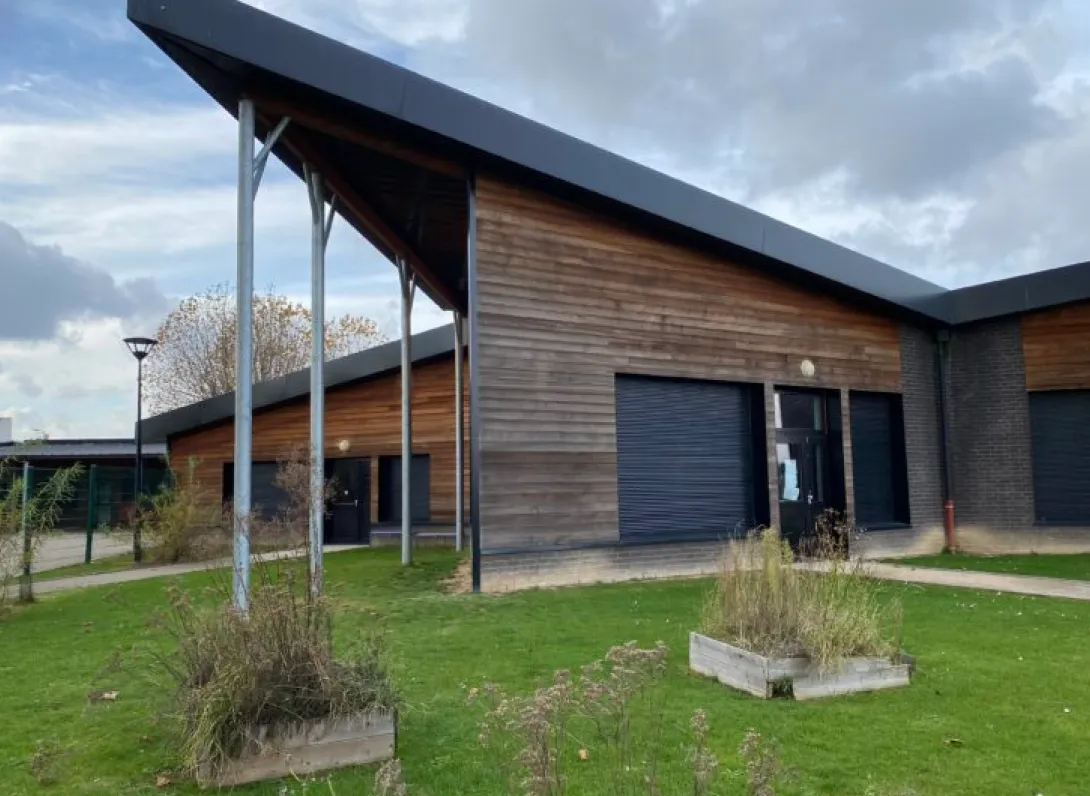 Photo qui présente une vue de côté de la cantine en ossature bois de la commune de Loison-sous-Lens, réalisée par Alternative Bois Concept.