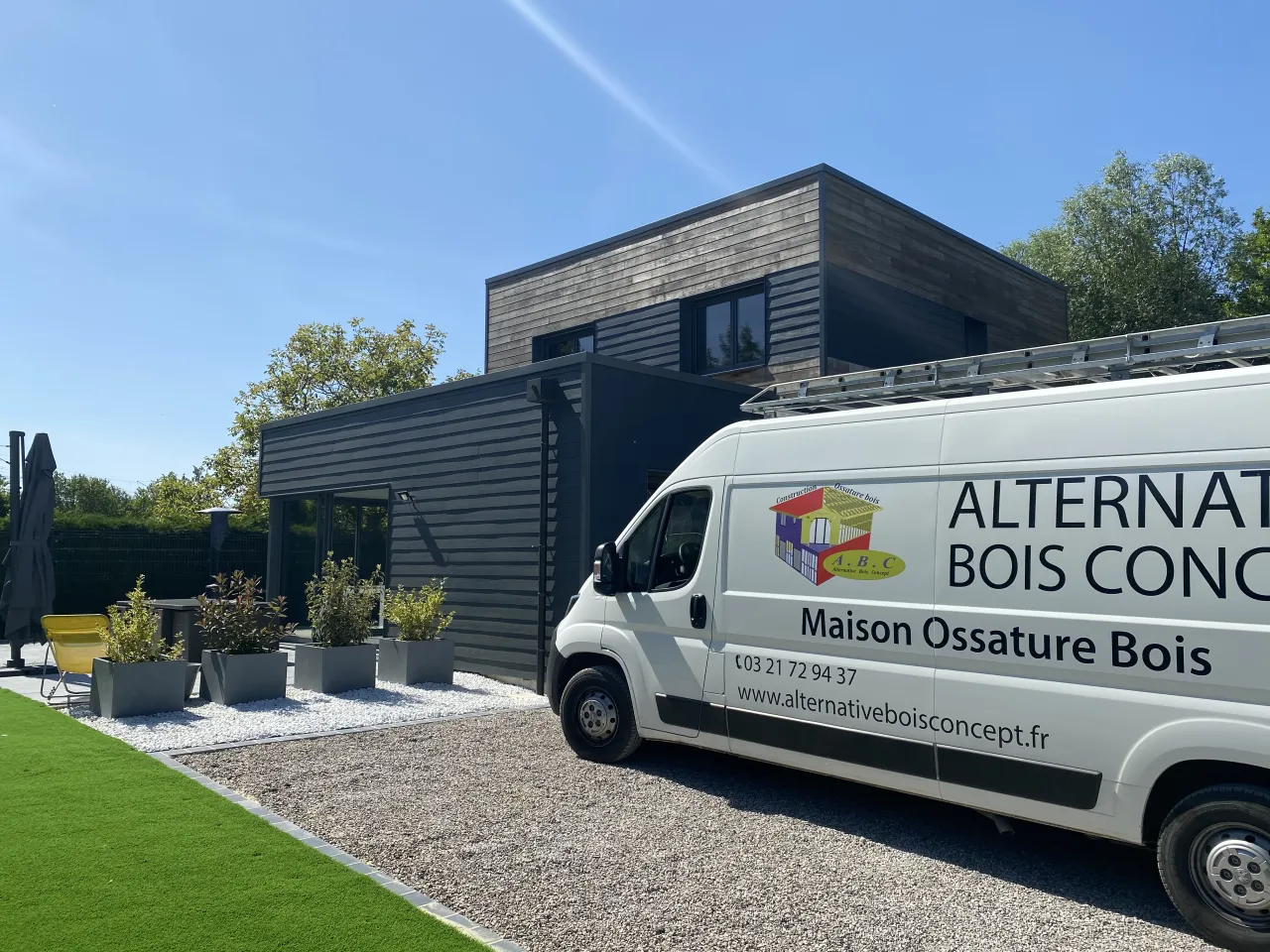 Vue du camion Alternative Bois Concept et de la maison individuelle en ossature bois construite à Hazebrouck