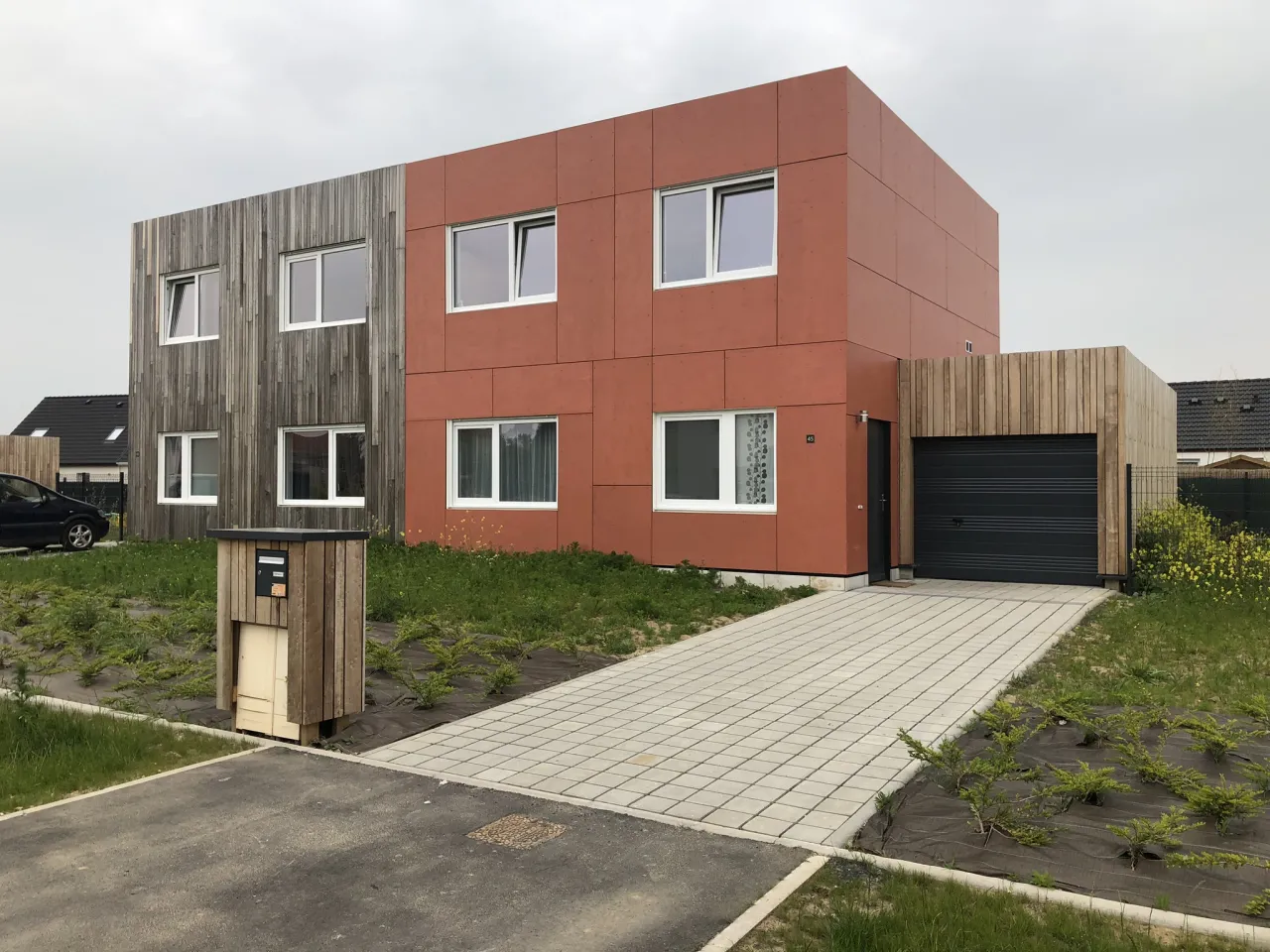 Photographie qui présente une vue extérieure de logements mitoyens construits sur la commune d'Oignies par Alternative Bois Concept