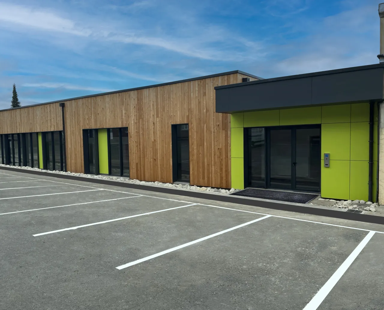 Photographie de la façade extérieure du centre multi-accueil de Sains-en-Gohelle, construit par Alternative Bois Concept.