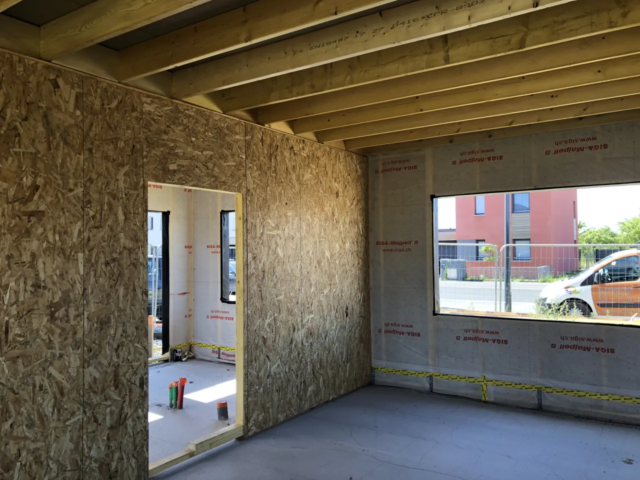 Photographie qui montre l'intérieur du chantier de construction des 5 logements à Oignies par Alternative Bois Concept