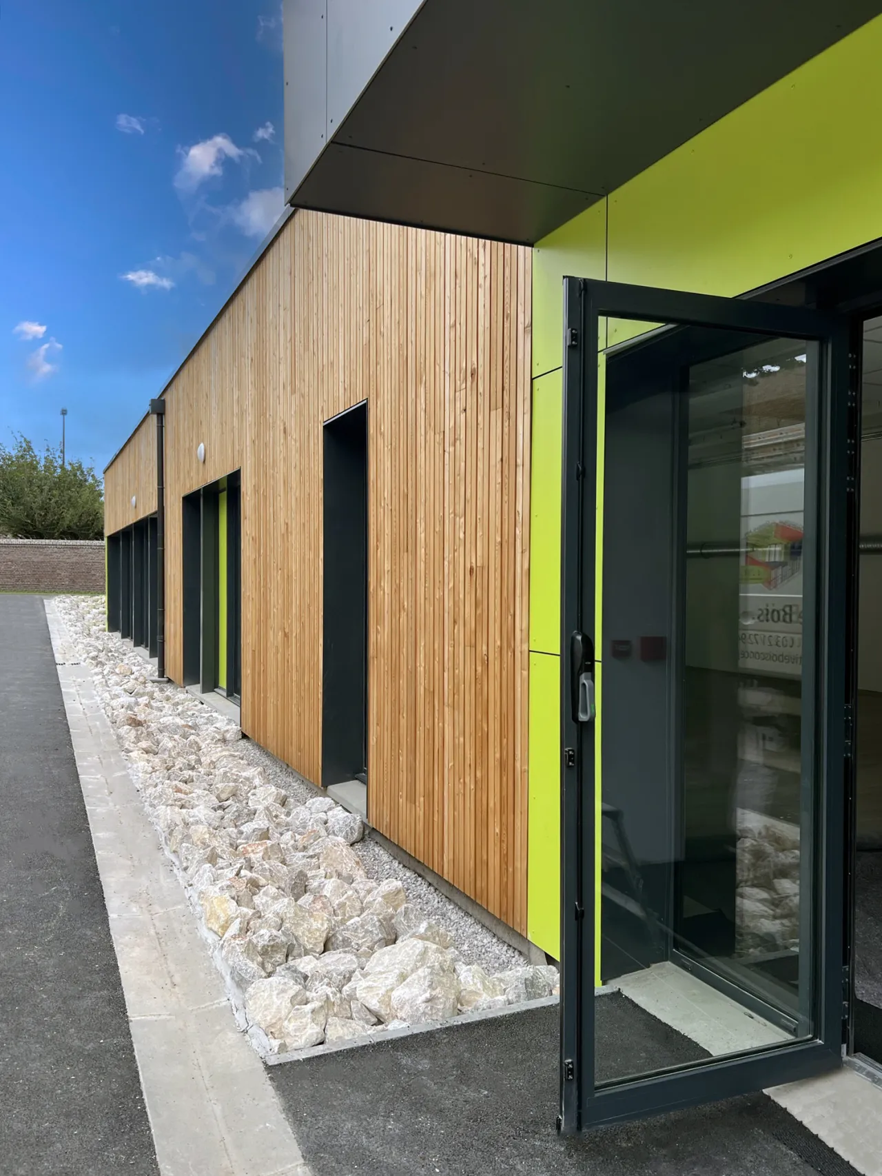 Photographie qui montre l'extérieur du centre multi-accueil de Sains-en-Gohelle construit par Alternative Bois Concept.