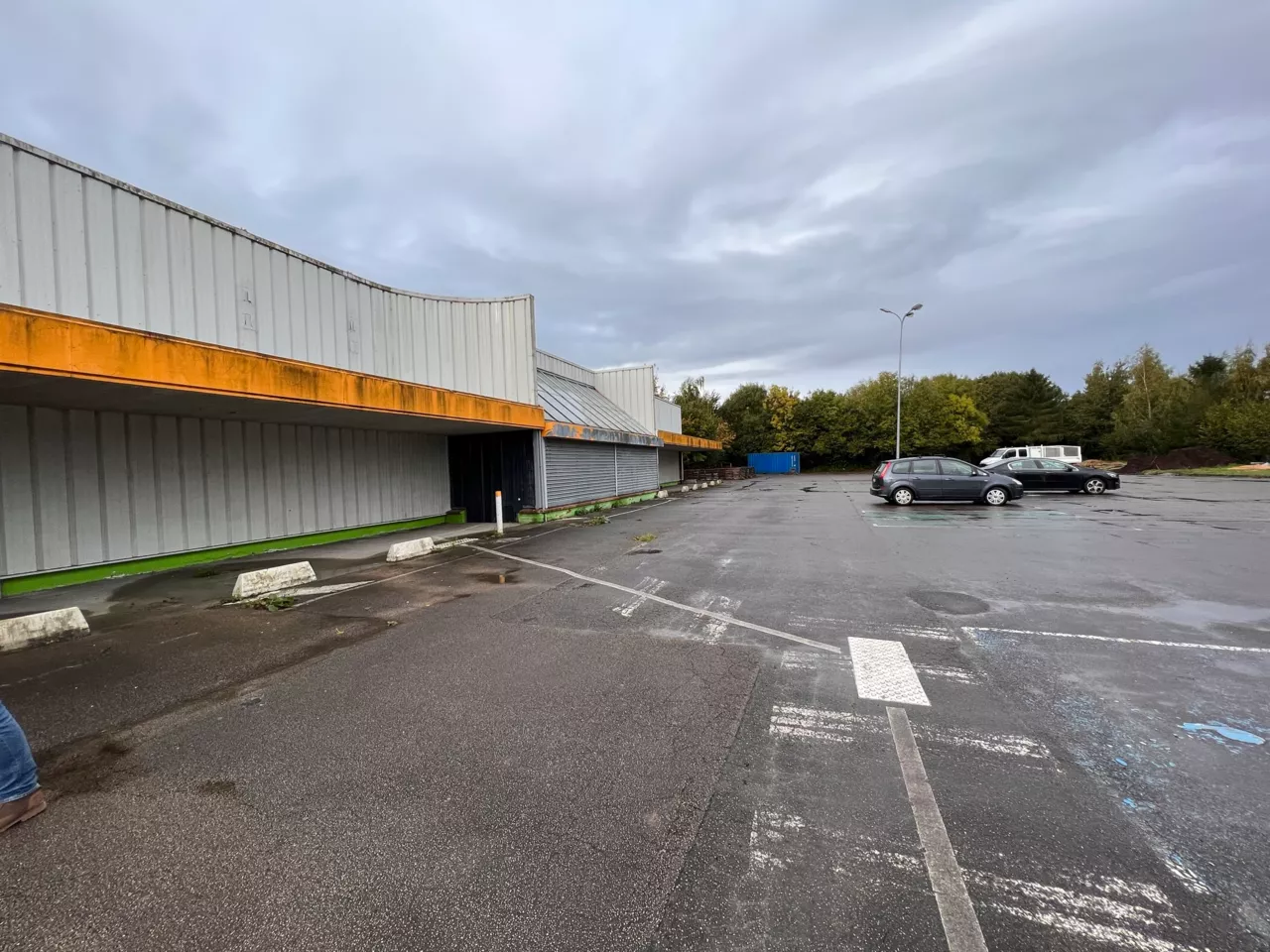 Vue de la friche commerciale de Noeux-les-Mines avant sa réhabilitation en bâtiment démonstrateur Noeux environnement, transformé ensuite grâce aux matériaux biosourcés et à l’éco-construction.