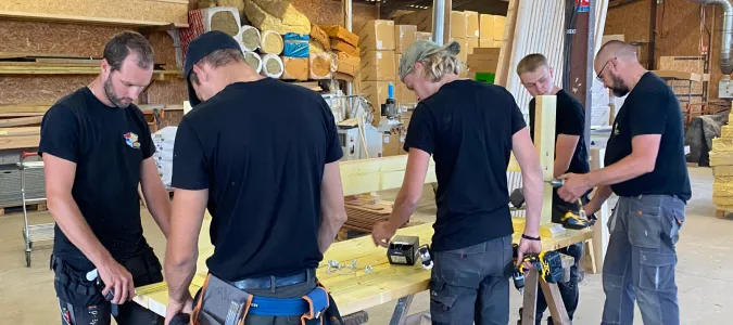 Photographie des membres de l'équipe d'Alternative Bois Concept en train de réaliser un travail d'isolation sur un chantier de construction