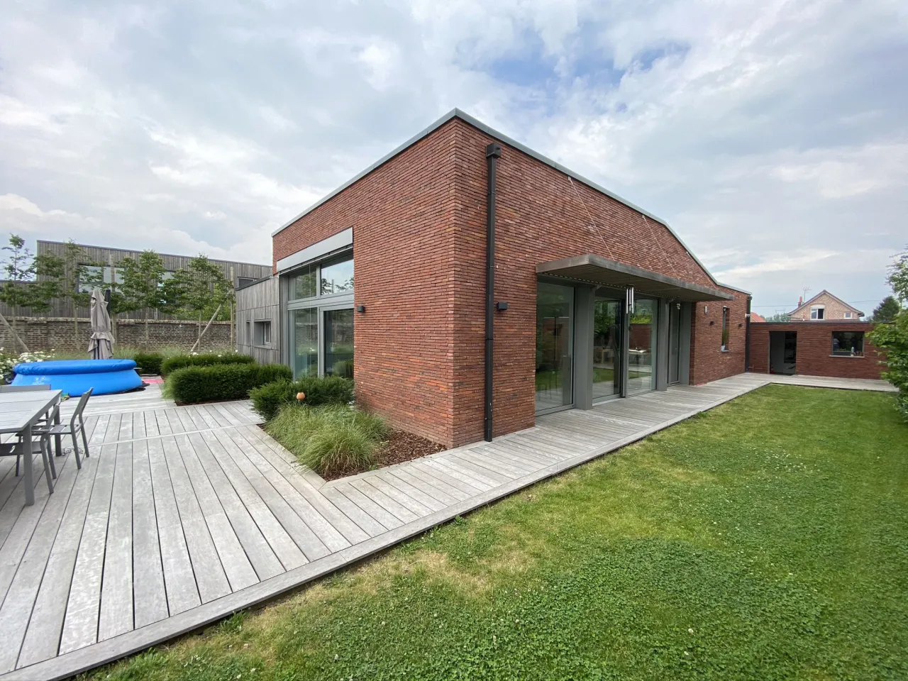 Vue extérieure de la façade exposée au sud de la maison individuelle à ossature bois construite à Tourmignies par Alternative Bois Concept