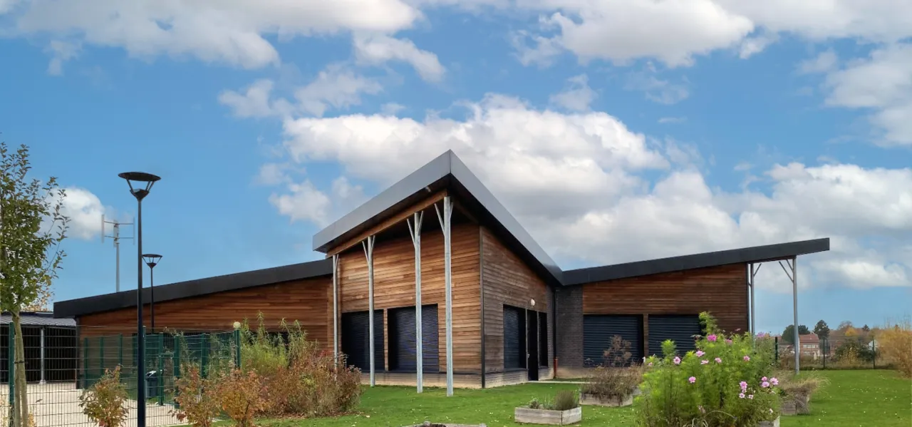 Vue de l'extérieur en perspective de la cantine ossature bois de Loison-sous-Lens, construite par Alternative Bois Concept.