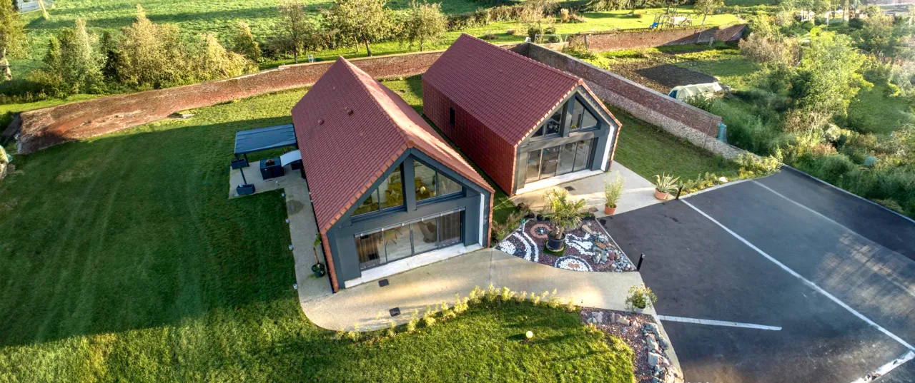 Vue aérienne des deux gites construits par Alternative Bois Concept sur la commune de Fresnicourt-le-dolmen