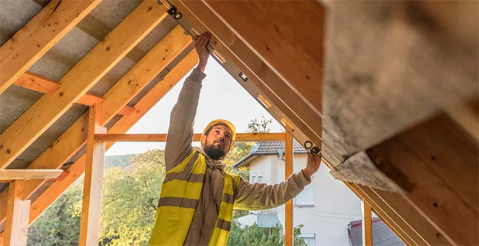 Image d'une inspection de chantier par un membre de l'équipe Alternative Bois Concept.