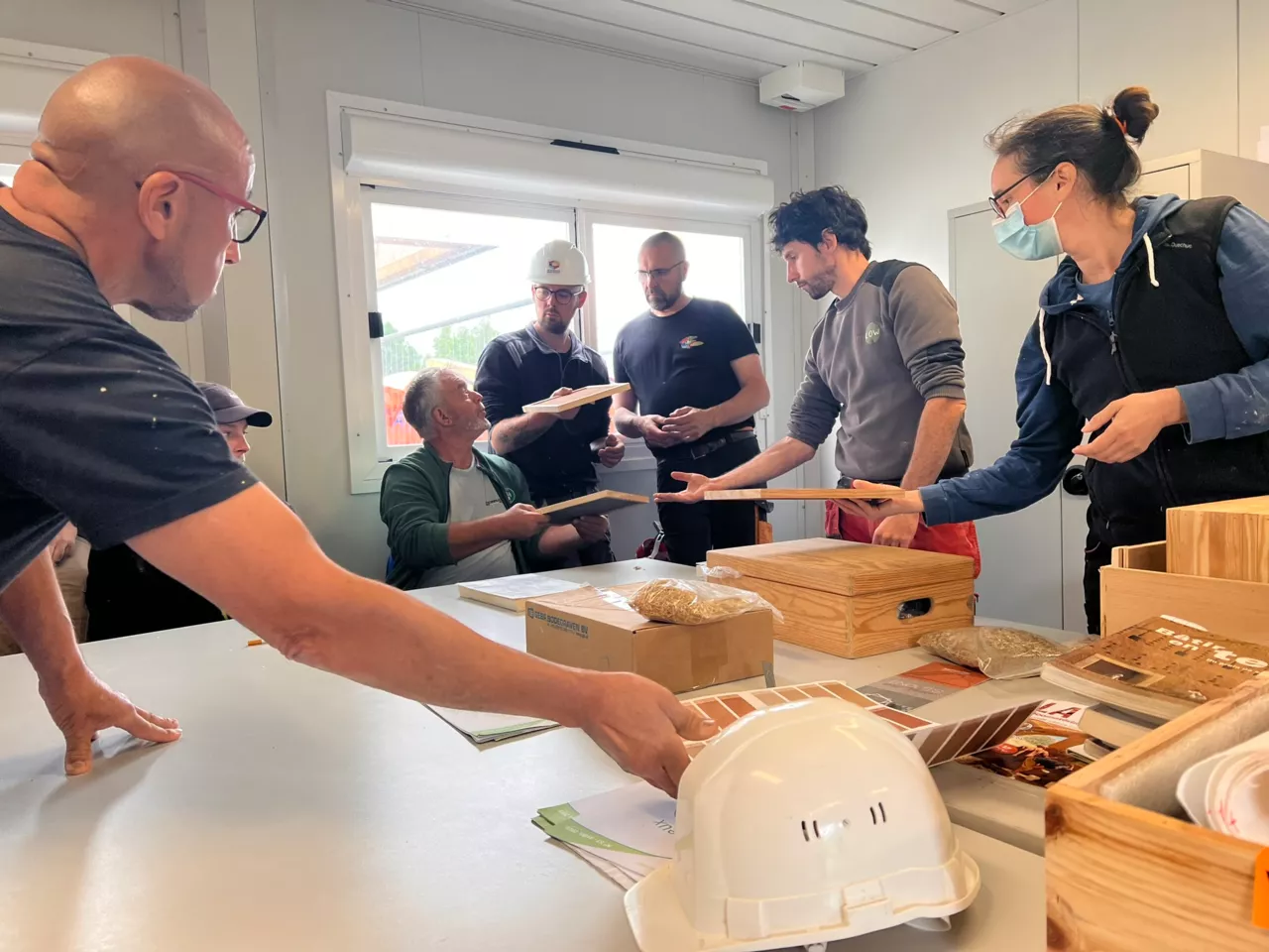 Séance de formation sur la mise en œuvre de la terre crue dans le cadre du projet démonstrateur de Noeux-environnement. Ce chantier illustre la transmission des savoir-faire autour des matériaux biosourcés et des techniques d’éco-construction.
