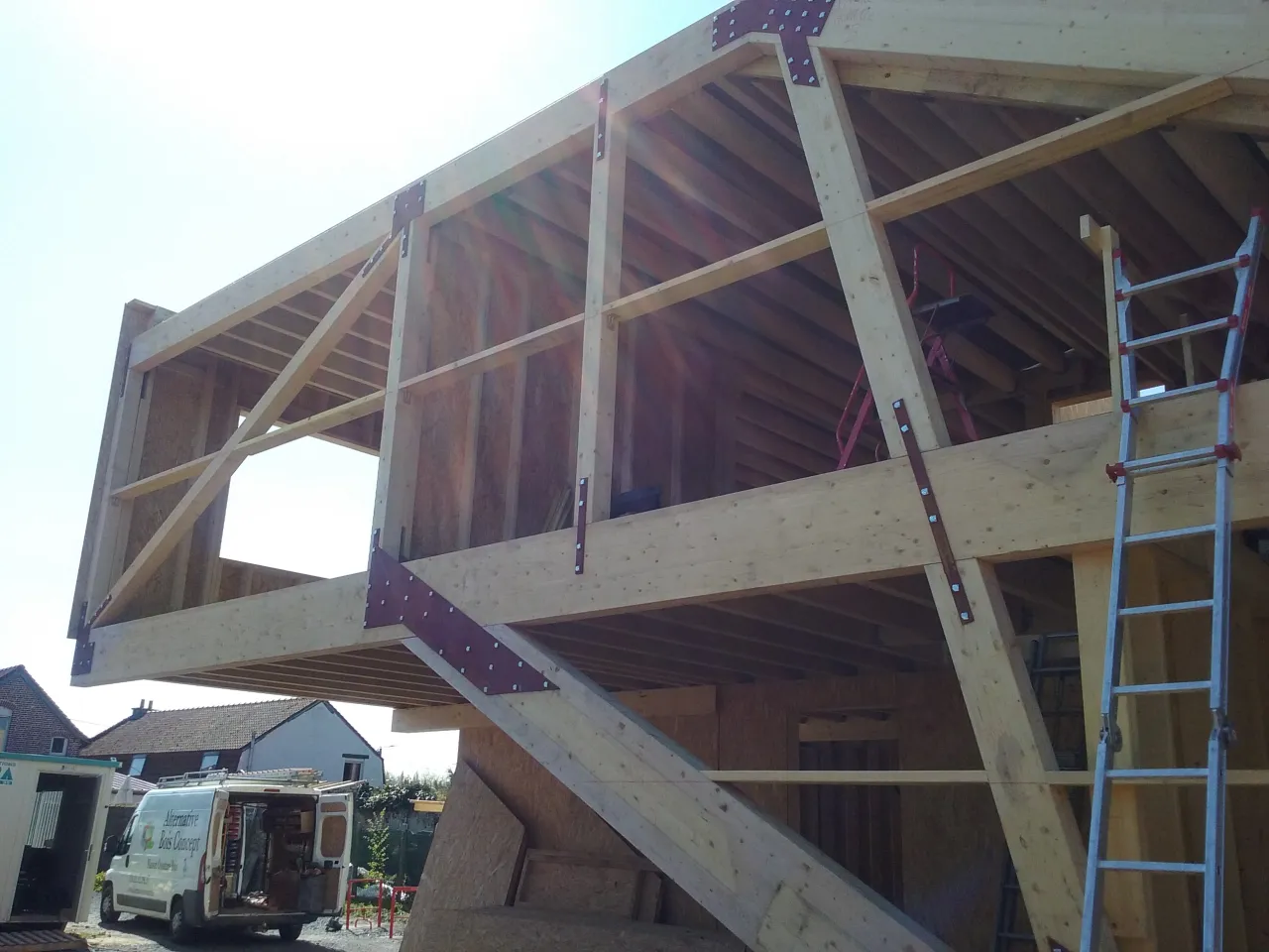 Vue extérieure de la charpente en bois qui sert d'ossature à la maison individuelle fabriquée par Alternative Bois Concept sur la commune de Tourmignies.