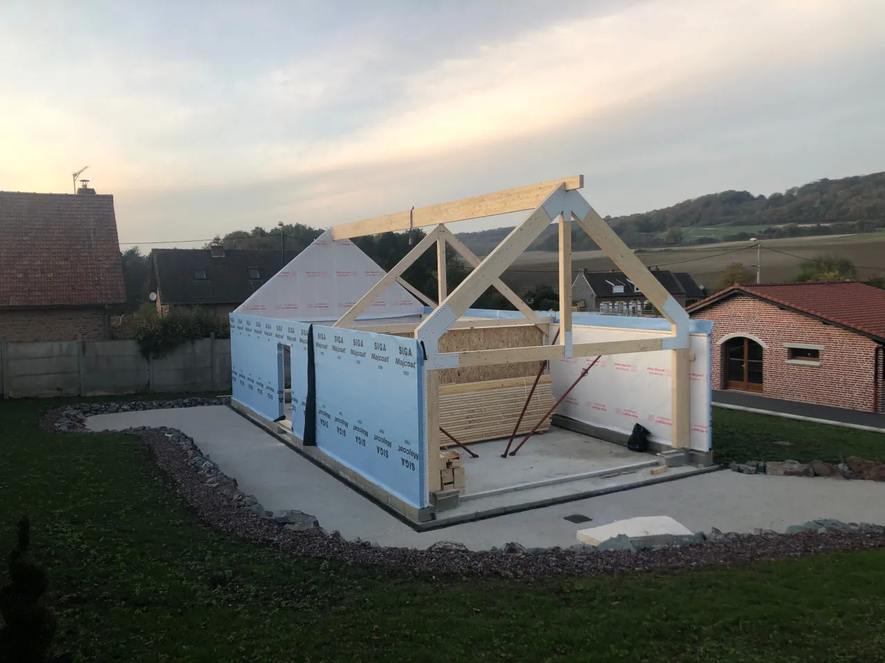 Photographie qui présente l'ossature en bois d'un gite construit par Alternative Bois Concept sur la commune de Fresnicourt-le-dolmen.