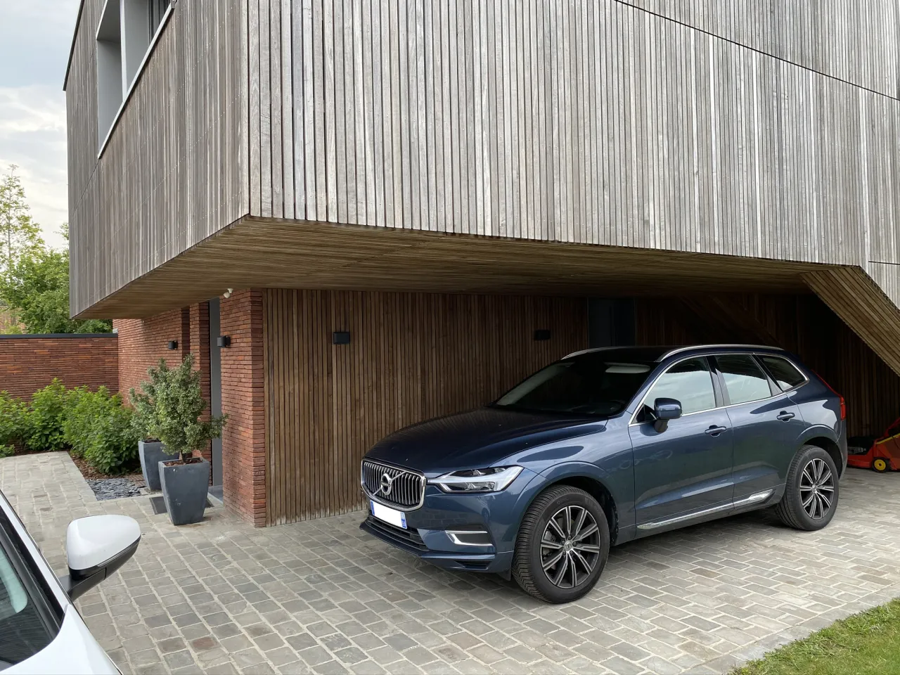 Présentation du carport de la maison individuelle de Tourmignies, conçu de façon ingénieuse par Alternative Bois Concept